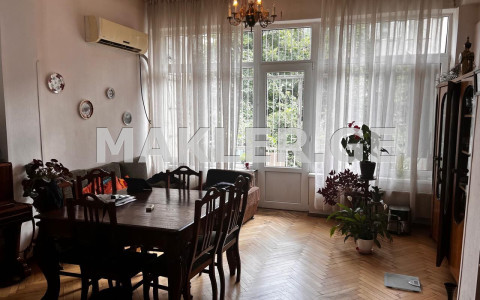  Продается 8 комнатная  Квартира в Ваке  на ул. И.Абашидзе 