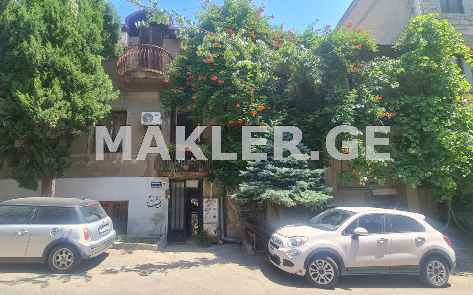  იყიდება 7 ოთახიანი  ბინა მთაწმინდაზე (ძველ თბილისში)  ალ. ჭავჭავაძის ქუჩაზე 