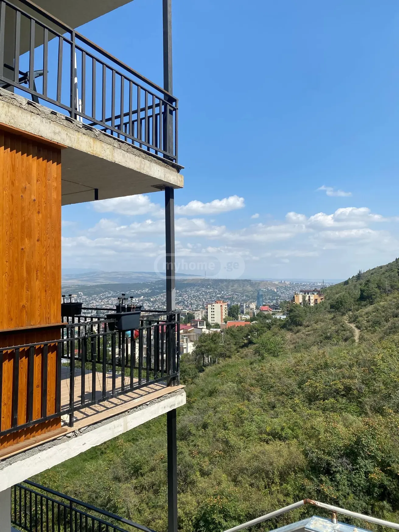  იყიდება 3 ოთახიანი  ბინა ვაკეში  ნ. ჟვანიას ქუჩაზე 