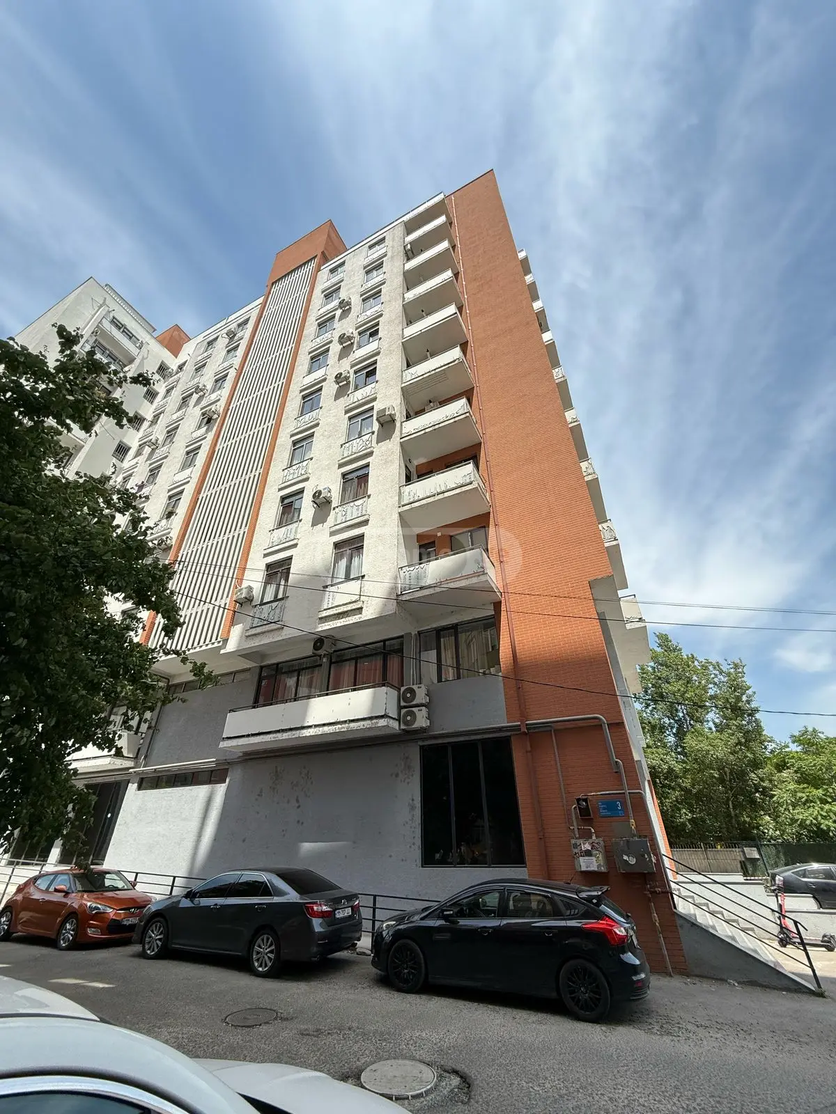 იყიდება 3 ოთახიანი  ბინა ნუცუბიძის პლატოზე