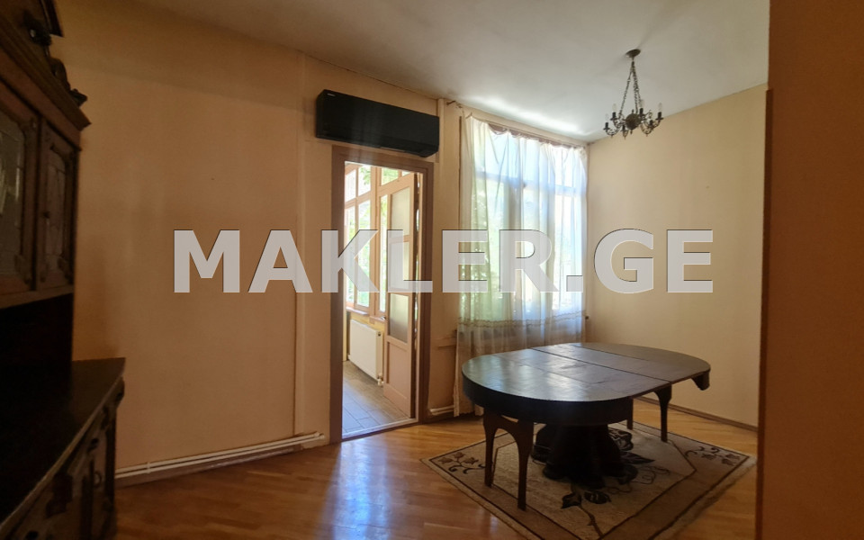  იყიდება 4 ოთახიანი  ბინა მთაწმინდაზე (ძველ თბილისში)  გრიბოედოვის ქუჩაზე 