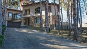 იყიდება 460 m² ფართობის საკუთარი სახლი წყნეთში