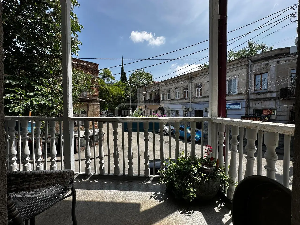 იყიდება 3 ოთახიანი  ბინა ვერაზე