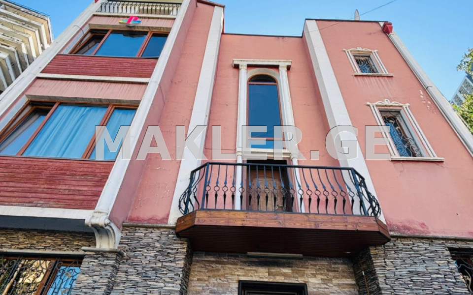  იყიდება 422 m² ფართობის საკუთარი სახლი საბურთალოზე  გოთუას ქუჩაზე 