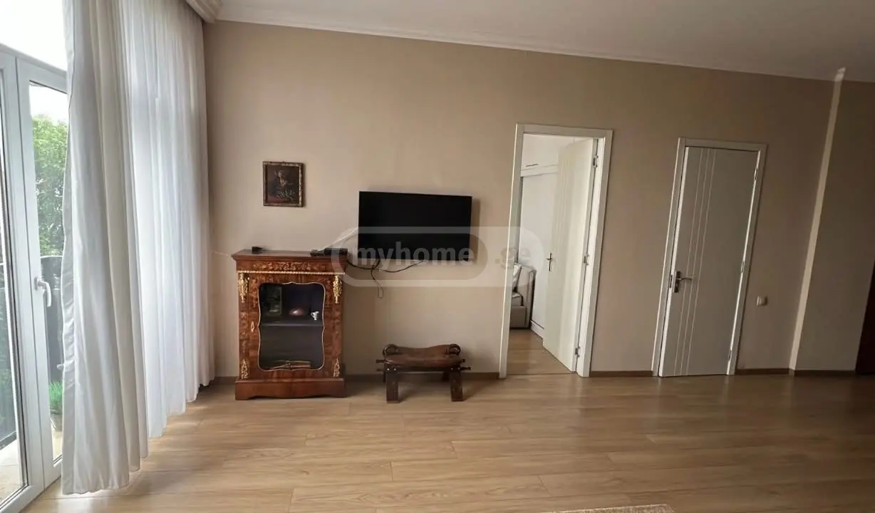 იყიდება 2 ოთახიანი  ბინა ვერაზე
