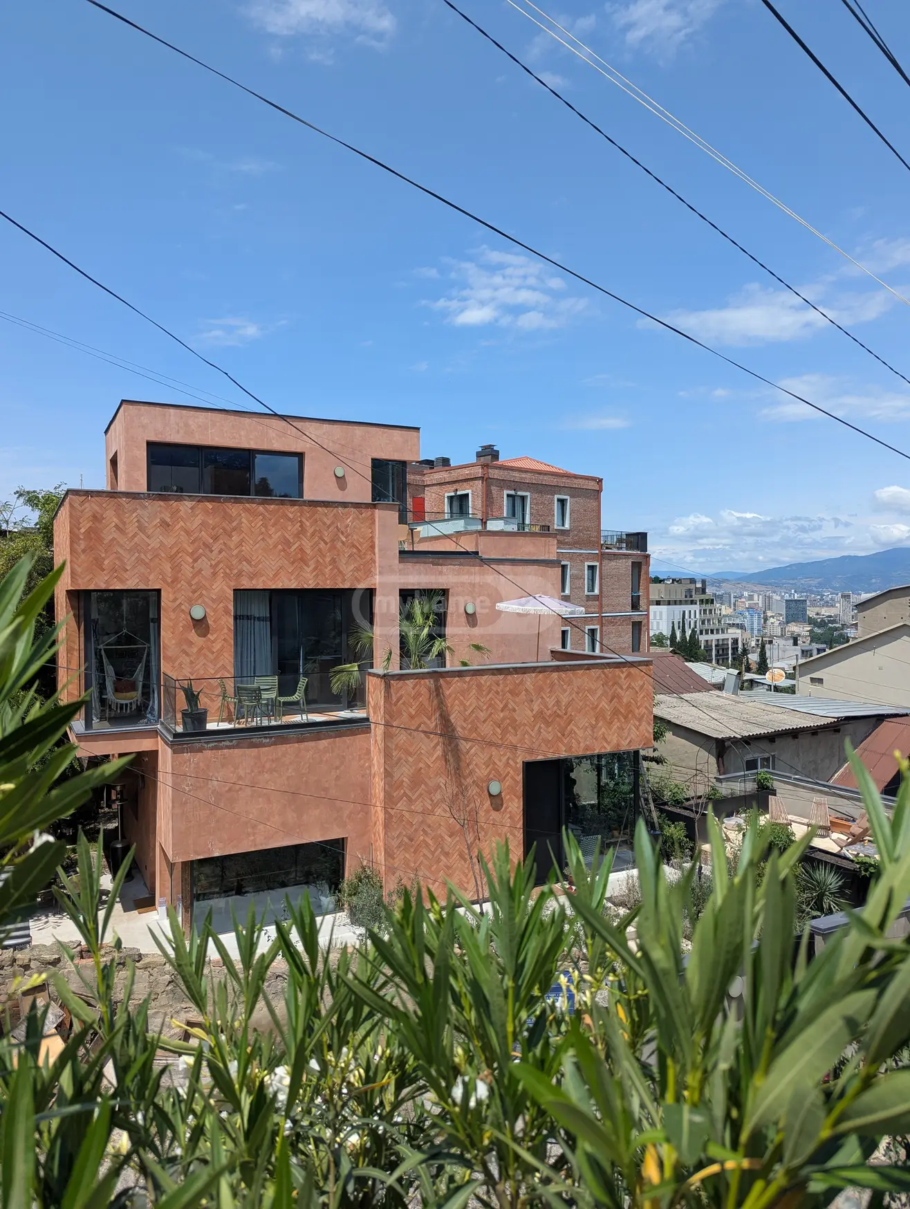 ქირავდება 340 m² ფართობის საკუთარი სახლი ვერაზე