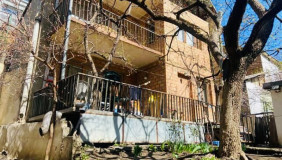 იყიდება 255 m² ფართობის საკუთარი სახლი საბურთალოზე