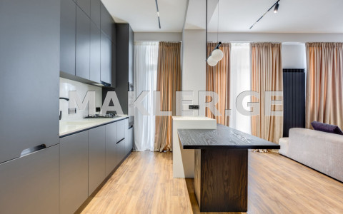  იყიდება 4 ოთახიანი  ბინა ისანში  რიჩარდ ჰოლბრუკის ქუჩაზე 