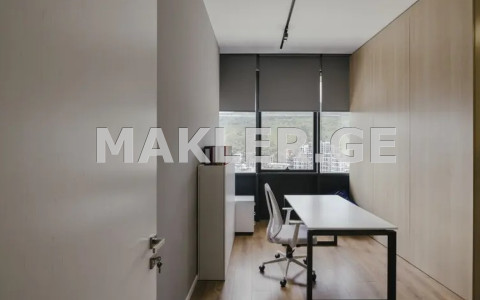  იყიდება 4 ოთახიანი  ბინა ვაკეში