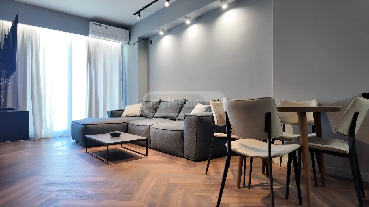 ქირავდება 2 ოთახიანი  ბინა ვაკეში