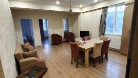 იყიდება 3 ოთახიანი  ბინა საბურთალოზე