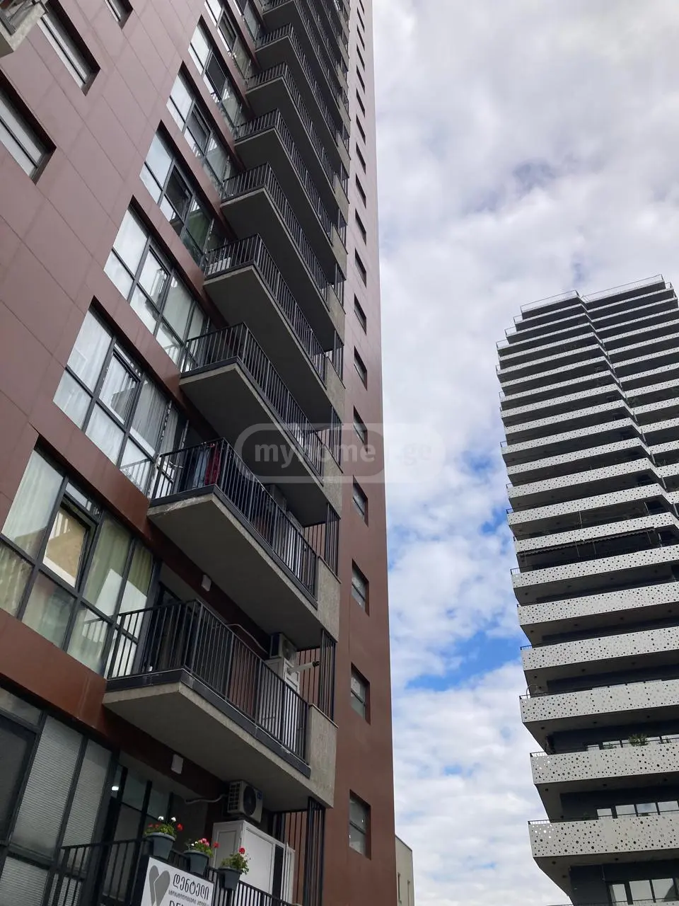 იყიდება 2 ოთახიანი  ბინა ისანში