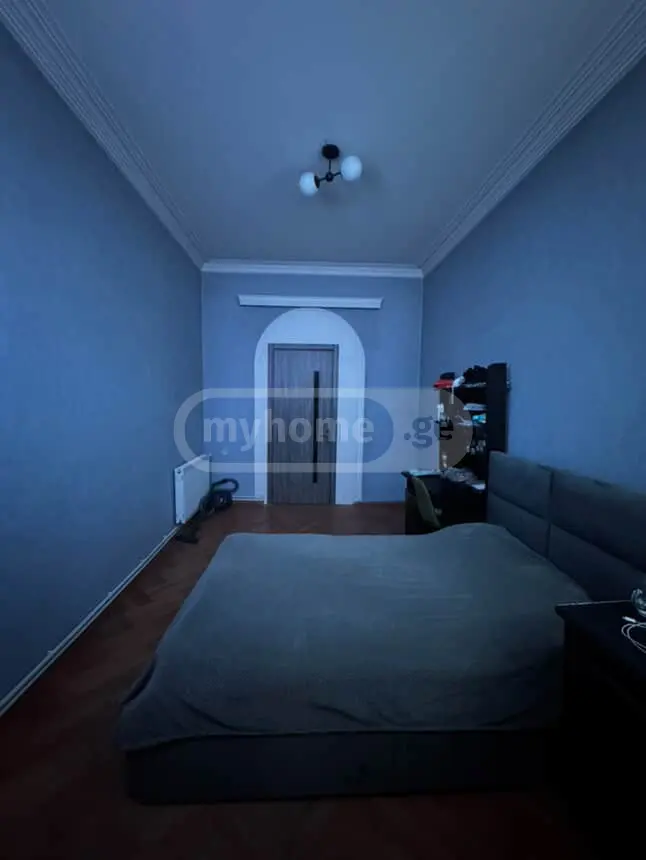 იყიდება 4 ოთახიანი  ბინა საბურთალოზე