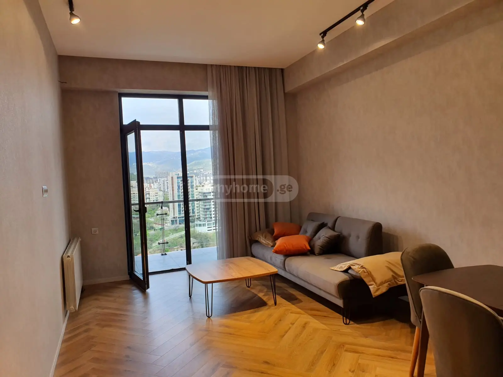 ქირავდება 2 ოთახიანი  ბინა ვაკეში