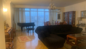 ქირავდება 6 ოთახიანი  ბინა ვაკეში