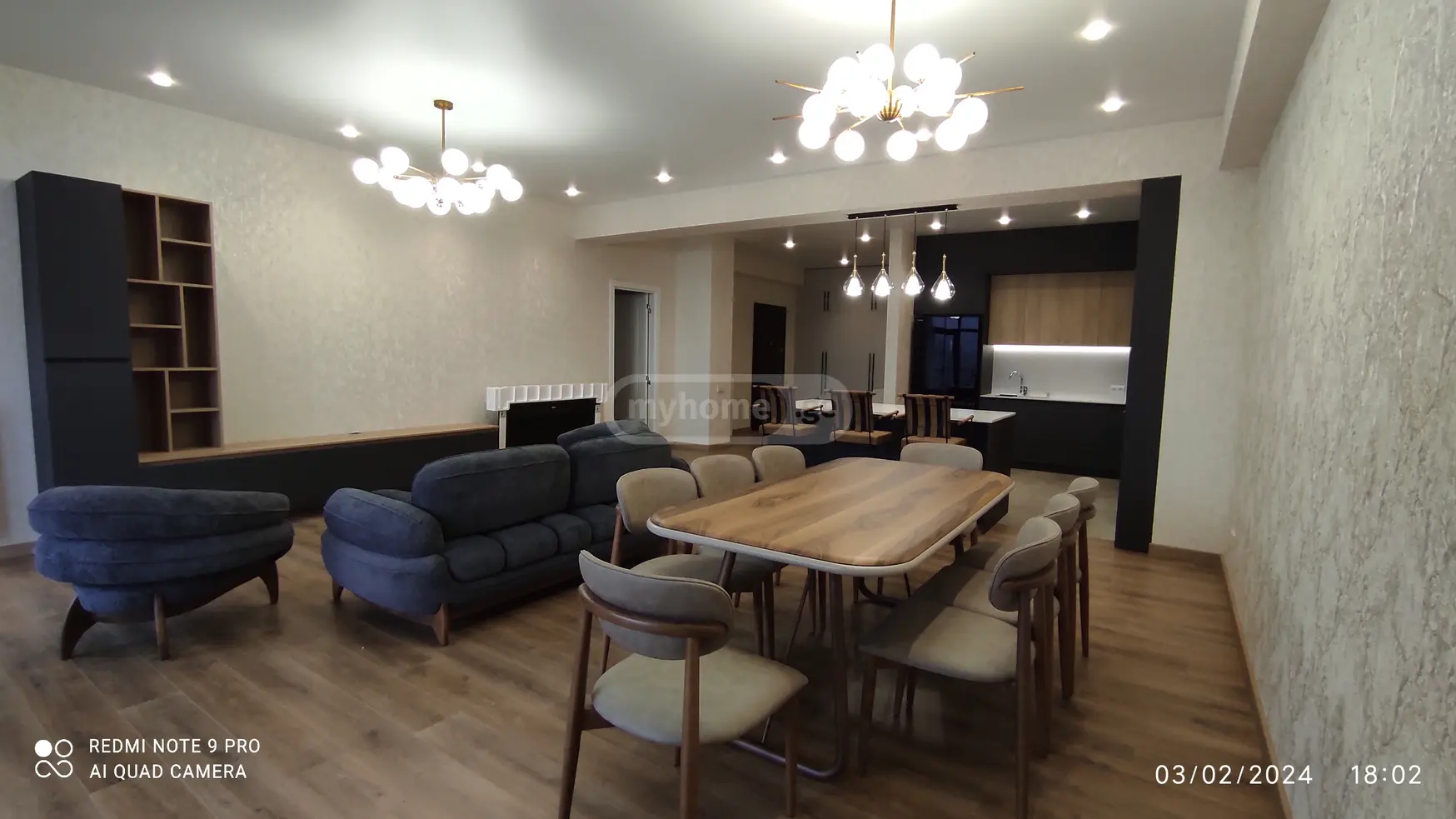 ქირავდება 4 ოთახიანი  ბინა ვაკეში