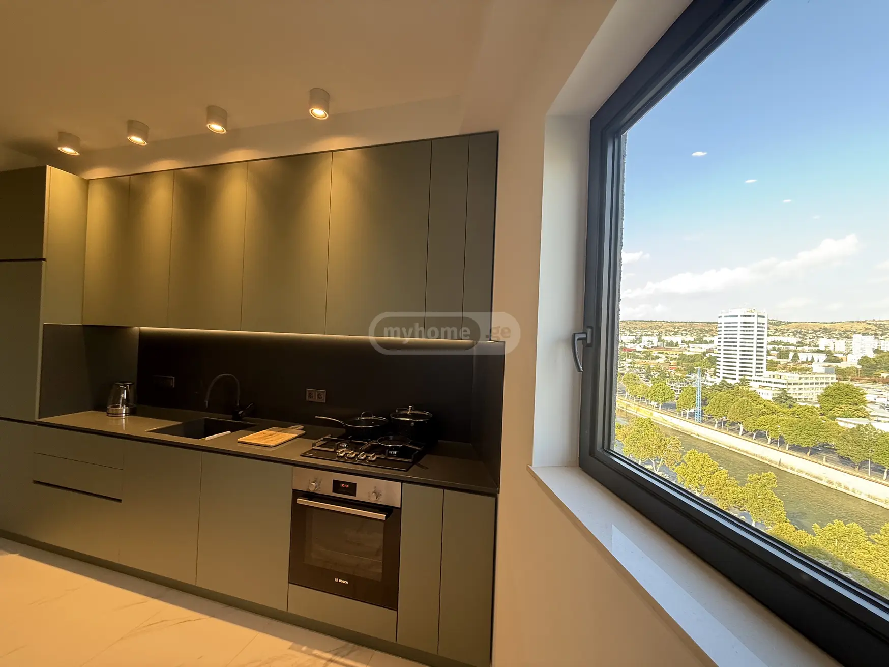 ქირავდება 4 ოთახიანი  ბინა საბურთალოზე