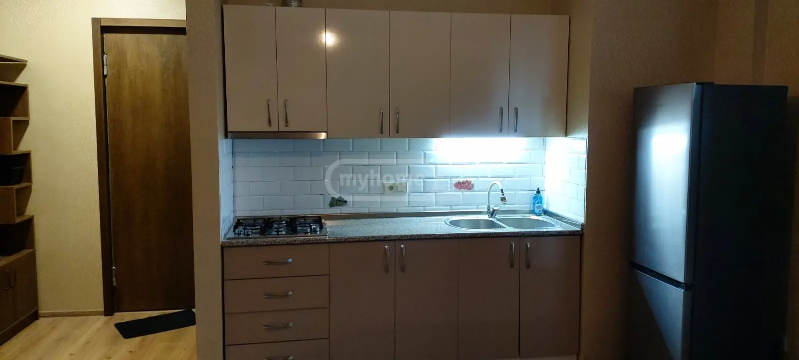 ქირავდება 2 ოთახიანი  ბინა ვაკეში