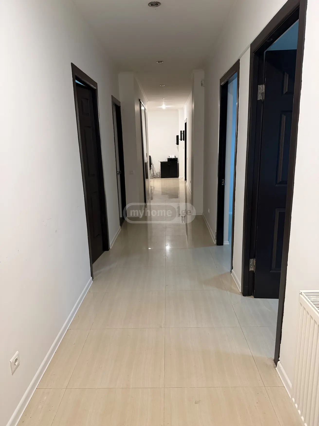 ქირავდება 165 m² ფართობის კომერციული ფართი ვაკეში