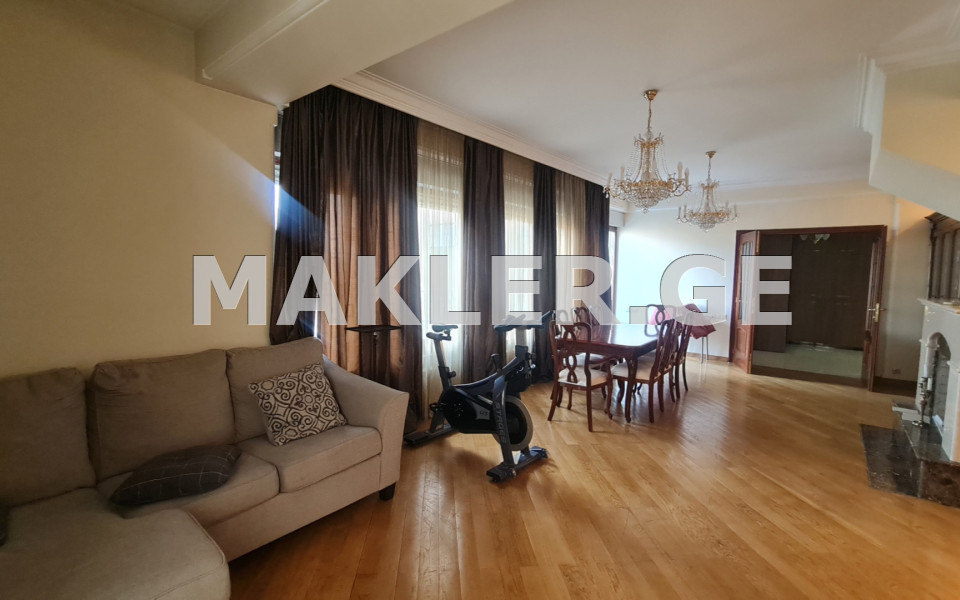  იყიდება 4 ოთახიანი  ბინა ვერაზე  პეტრიაშვილის ქუჩაზე 