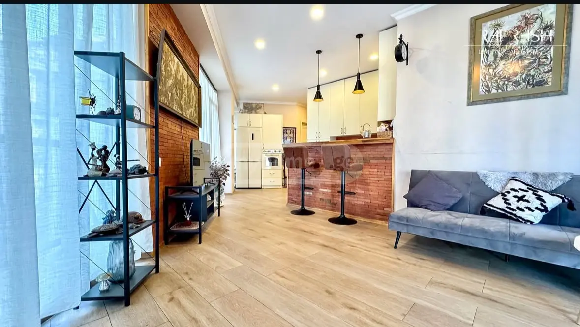  იყიდება 5 ოთახიანი  ბინა საბურთალოზე  ბოჭორიშვილის ქუჩაზე 