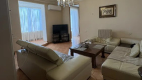 იყიდება 2 ოთახიანი  ბინა საბურთალოზე