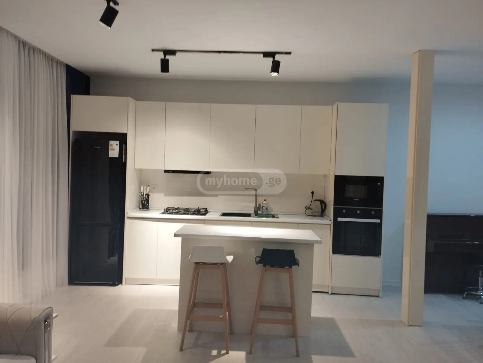 იყიდება 2 ოთახიანი  ბინა საბურთალოზე