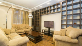 იყიდება 4 ოთახიანი  ბინა საბურთალოზე