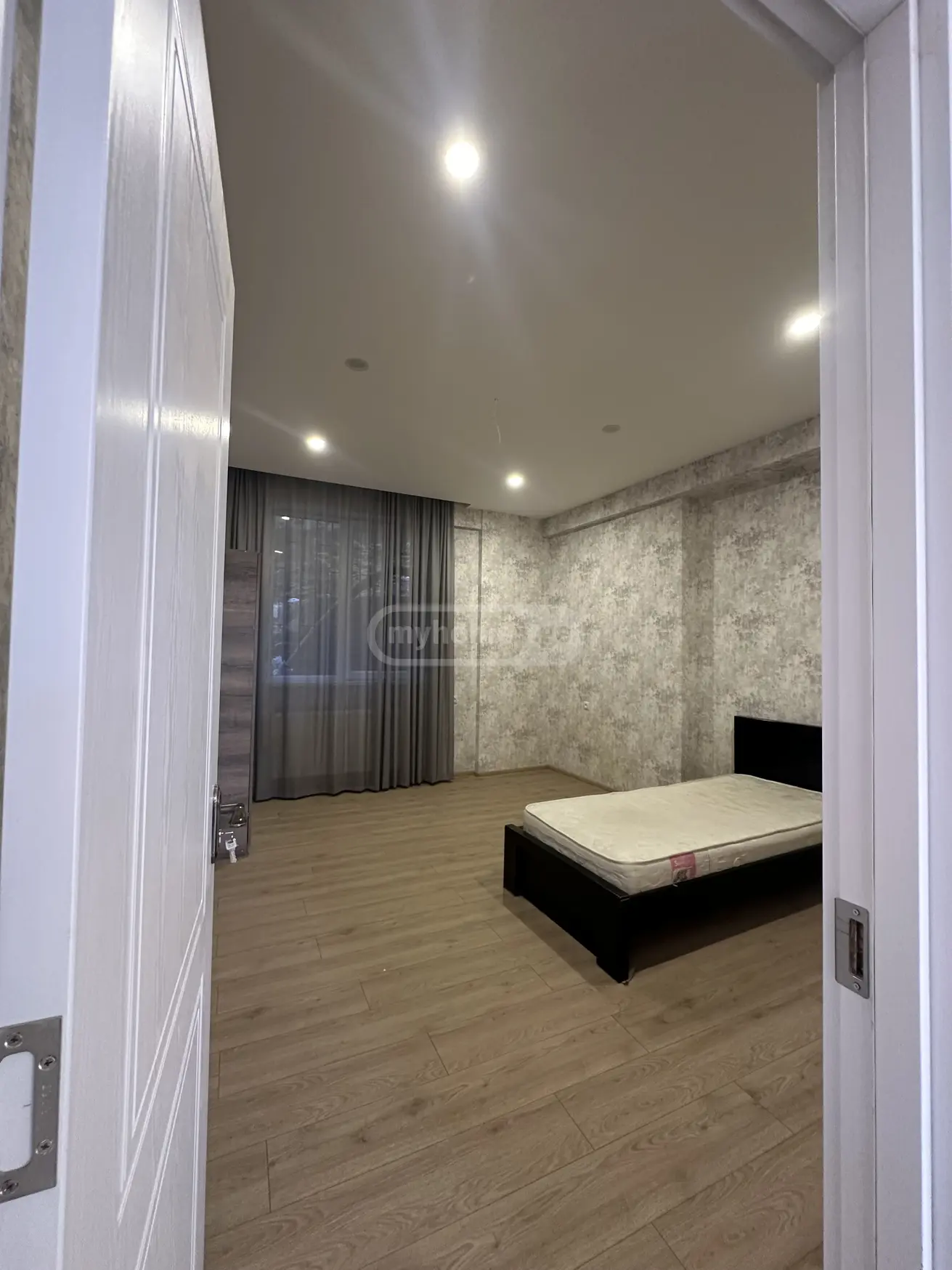 ქირავდება 4 ოთახიანი  ბინა საბურთალოზე