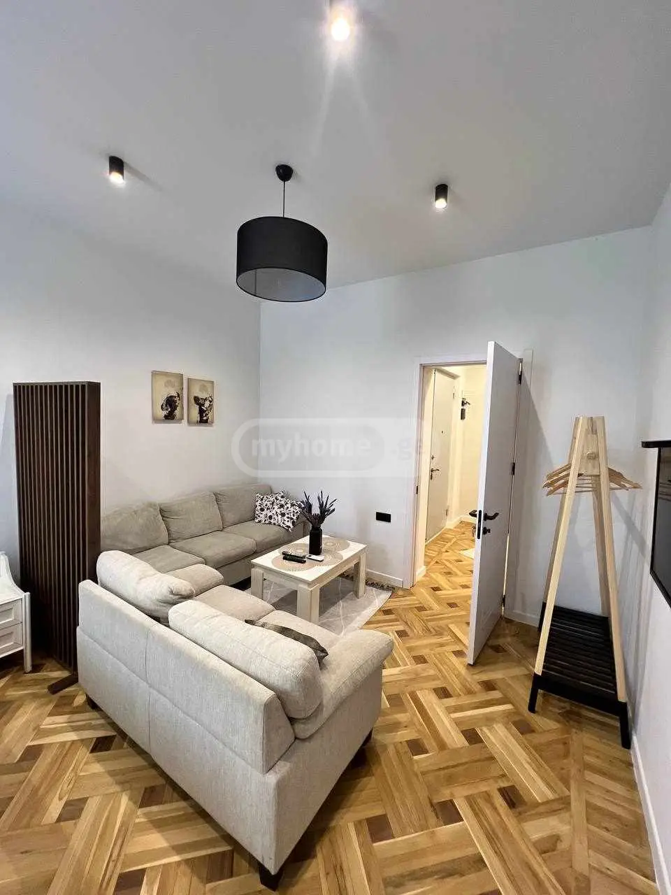 ქირავდება 2 ოთახიანი  ბინა ვაკეში