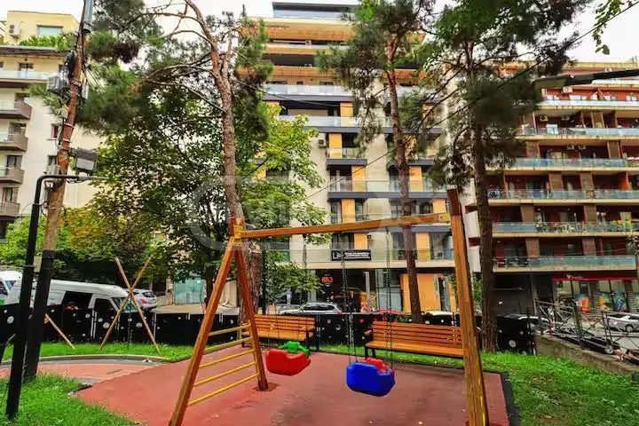 იყიდება 8 ოთახიანი  ბინა ვაკეში