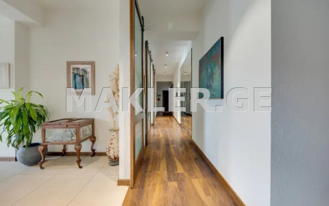  Продается 8 комнатная  Квартира в Ваке  на ул. Мцкета 