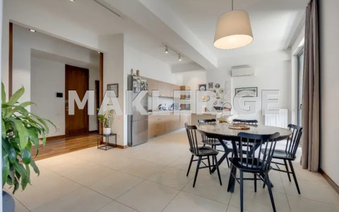  Продается 8 комнатная  Квартира в Ваке  на ул. Мцкета 