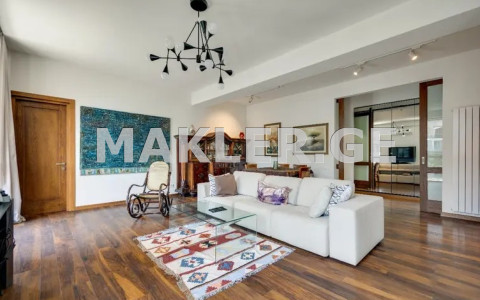  Продается 8 комнатная  Квартира в Ваке  на ул. Мцкета 