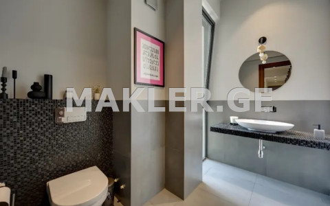  Продается 8 комнатная  Квартира в Ваке  на ул. Мцкета 