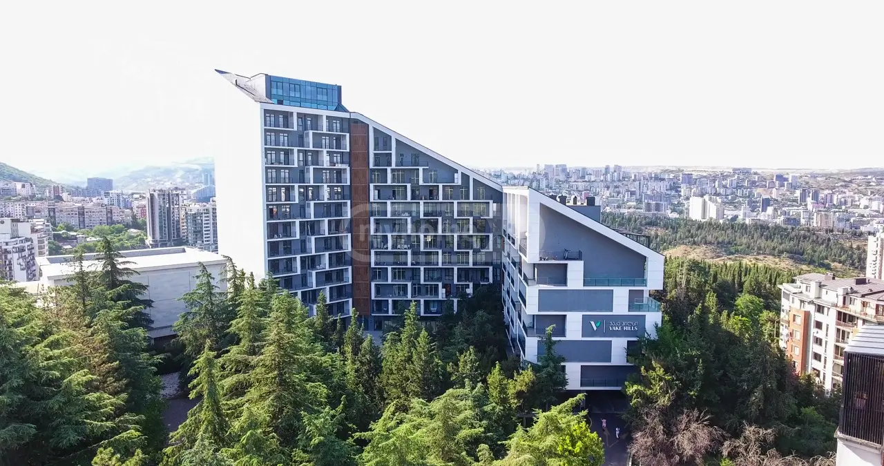 იყიდება 4 ოთახიანი  ბინა ვაკეში