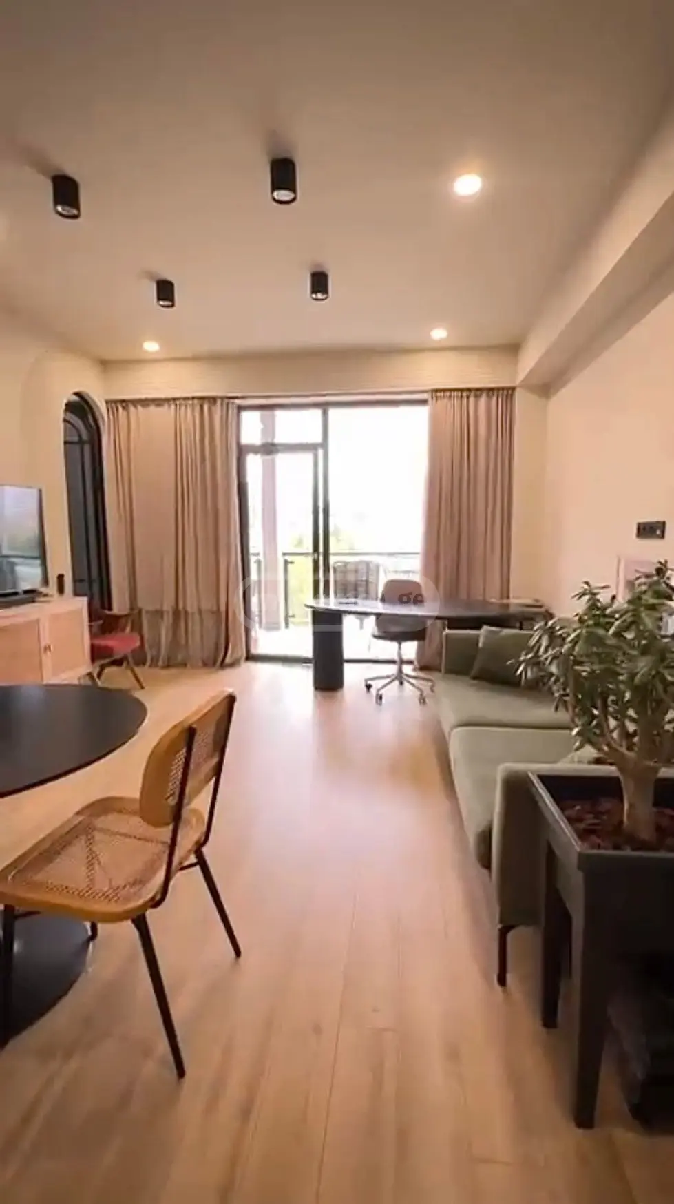 იყიდება 2 ოთახიანი  ბინა საბურთალოზე