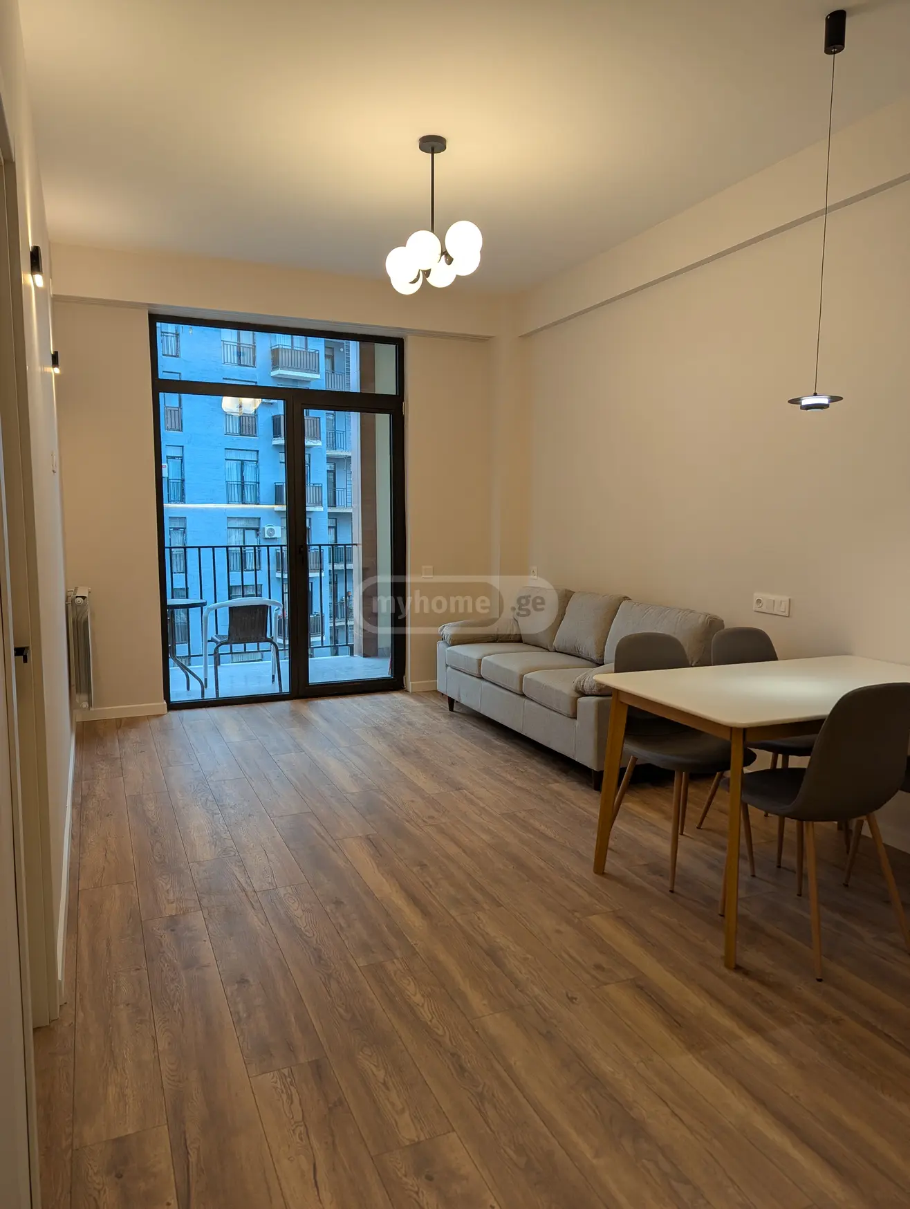 იყიდება 2 ოთახიანი  ბინა საბურთალოზე