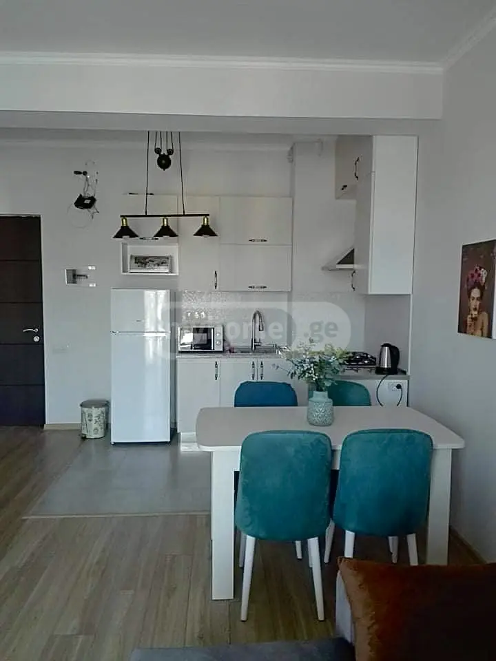 იყიდება 2 ოთახიანი  ბინა ვაკეში