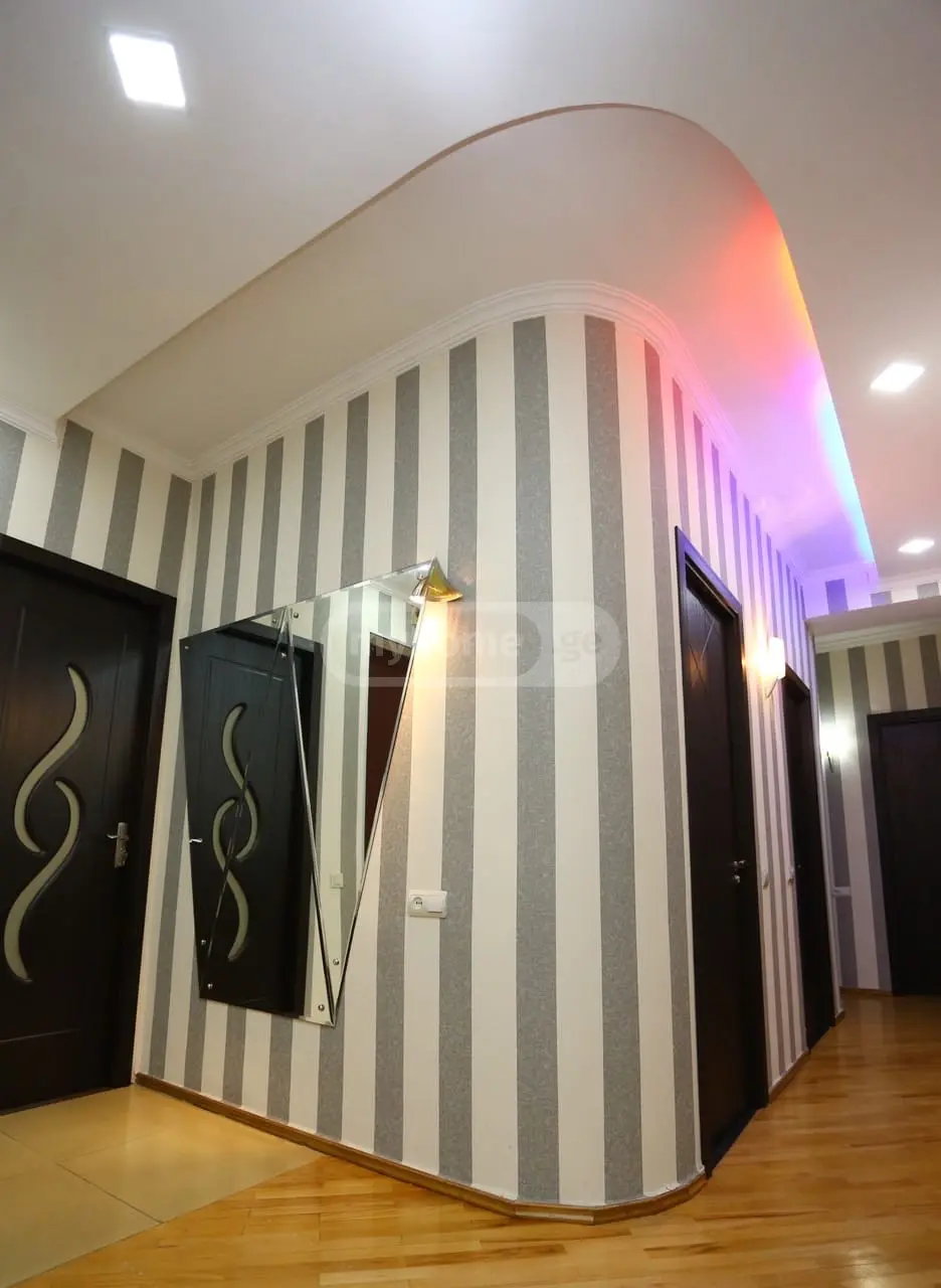 ქირავდება 4 ოთახიანი  ბინა სოლოლაკში (ძველ თბილისში)