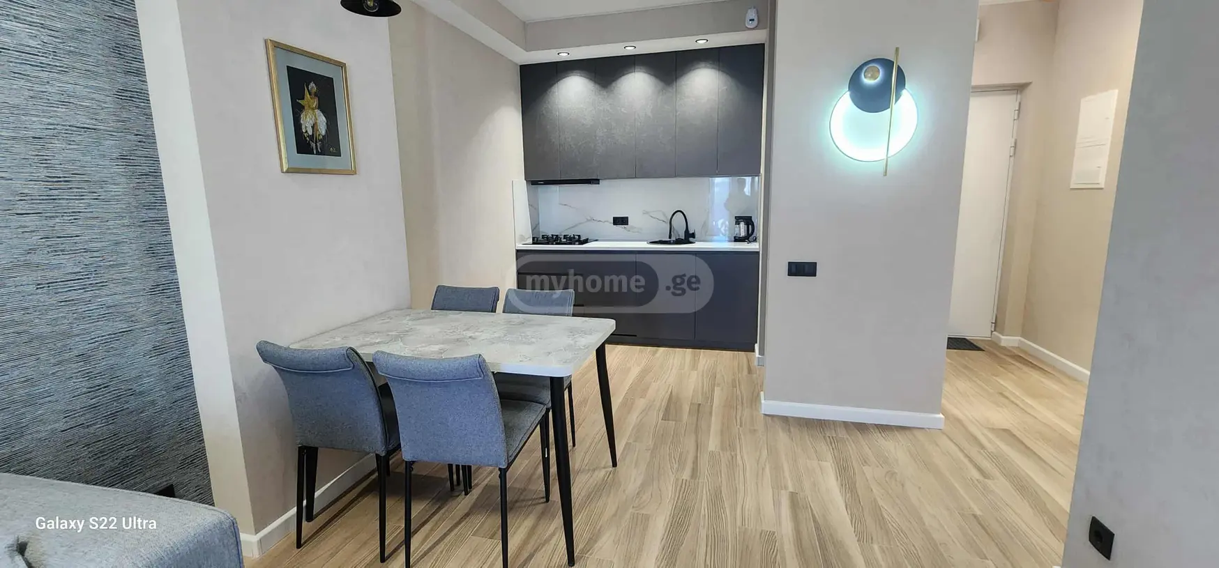 იყიდება 2 ოთახიანი  ბინა საბურთალოზე