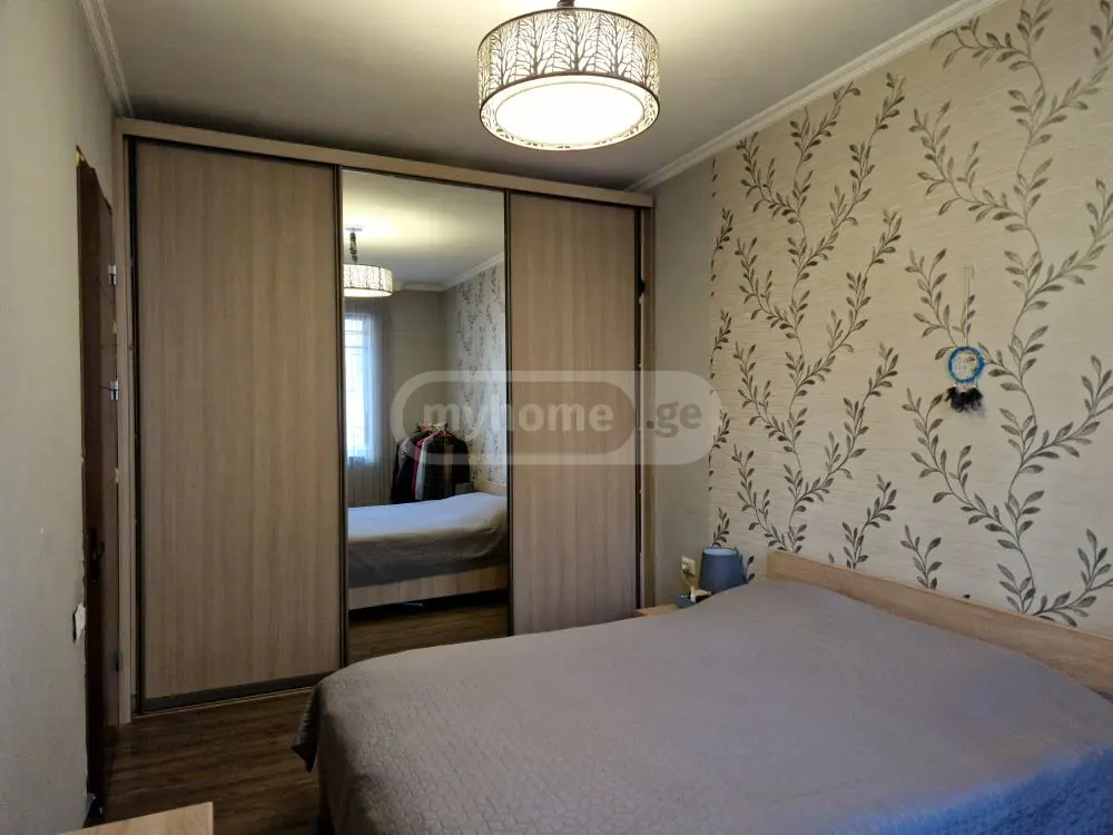 იყიდება 3 ოთახიანი  ბინა ნავთლუღში