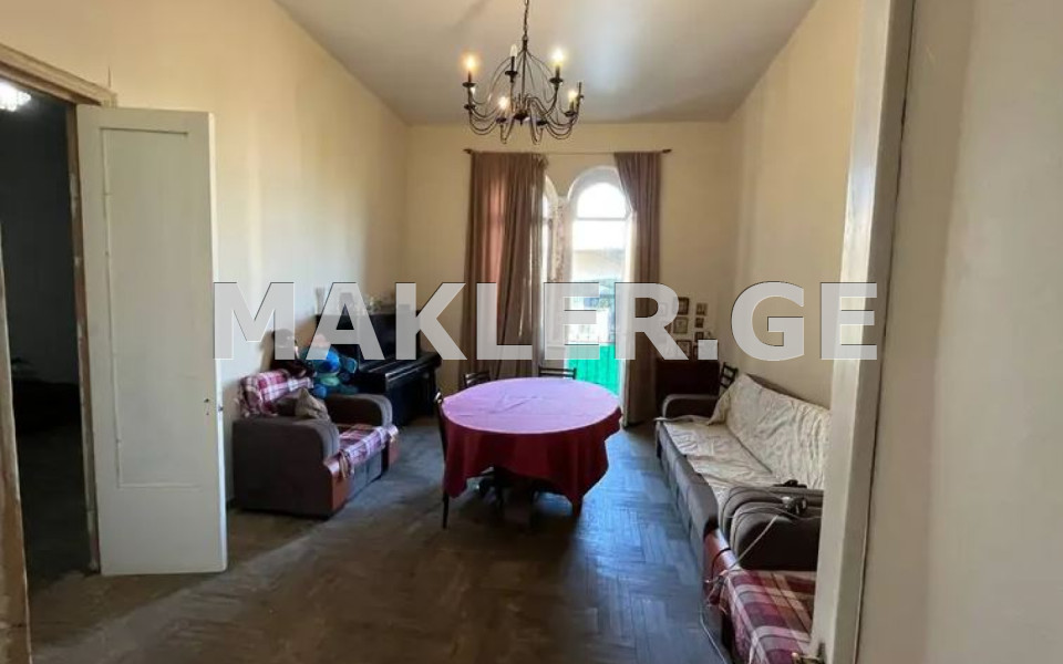  იყიდება 4 ოთახიანი  ბინა მთაწმინდაზე (ძველ თბილისში)  მტკვრის ქუჩაზე 