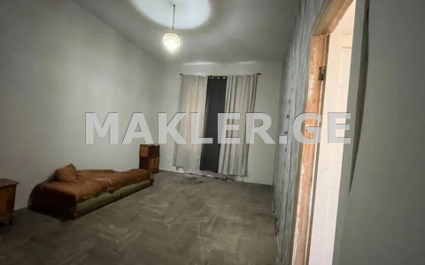  იყიდება 4 ოთახიანი  ბინა მთაწმინდაზე (ძველ თბილისში)  მტკვრის ქუჩაზე 