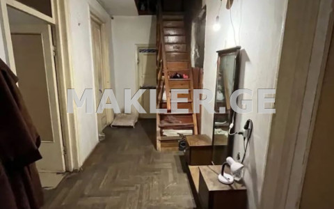  იყიდება 4 ოთახიანი  ბინა მთაწმინდაზე (ძველ თბილისში)  მტკვრის ქუჩაზე 