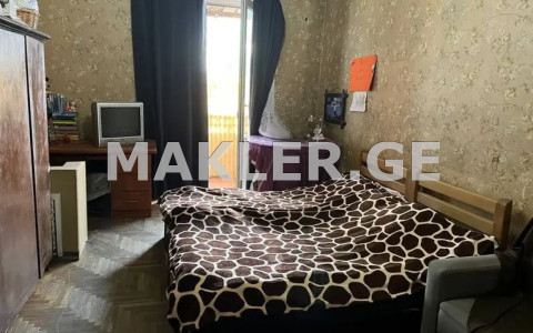  იყიდება 4 ოთახიანი  ბინა მთაწმინდაზე (ძველ თბილისში)  მტკვრის ქუჩაზე 