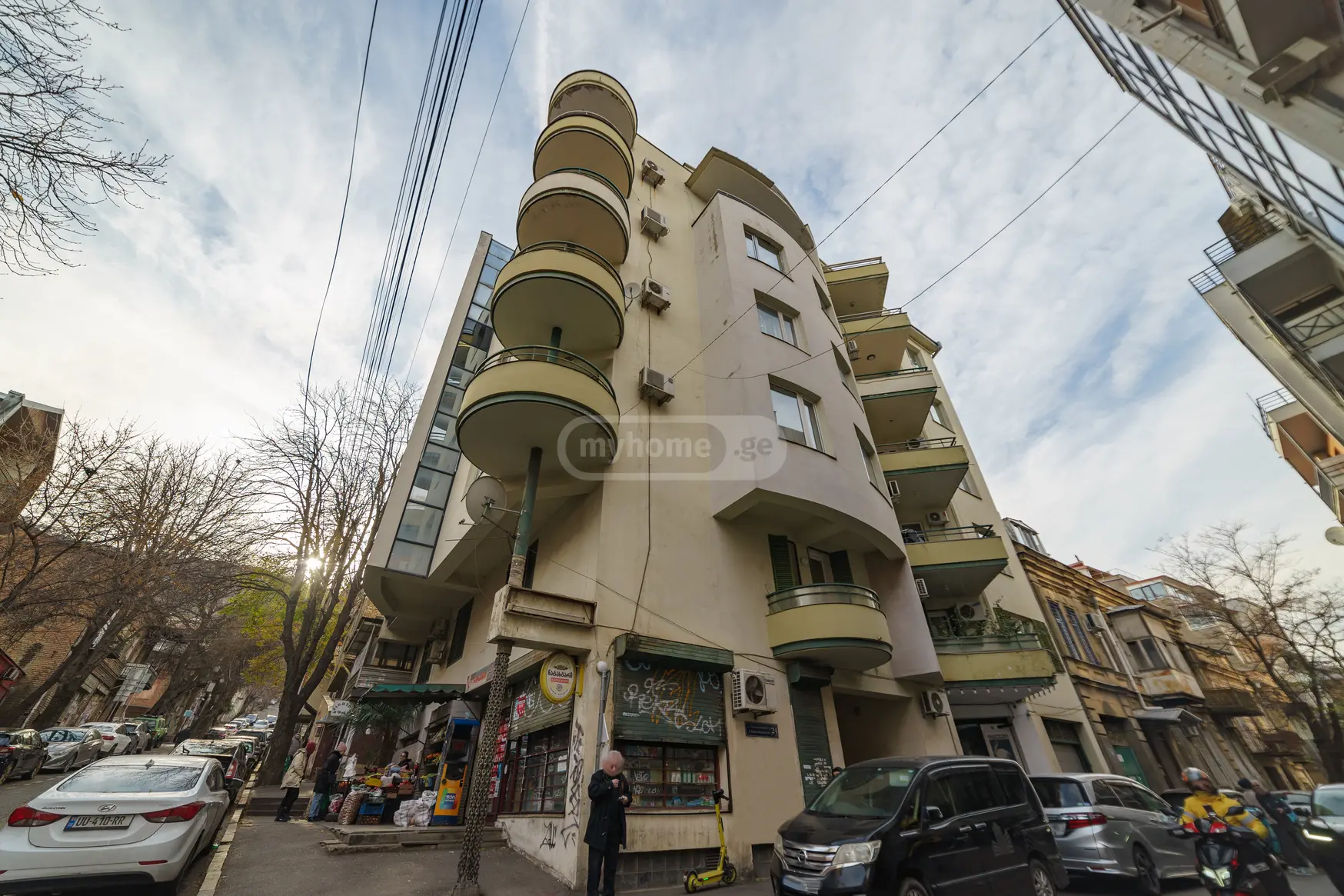  ქირავდება 3 ოთახიანი  ბინა ვერაზე  ერისთავ-ხოშტარიას ქუჩაზე 