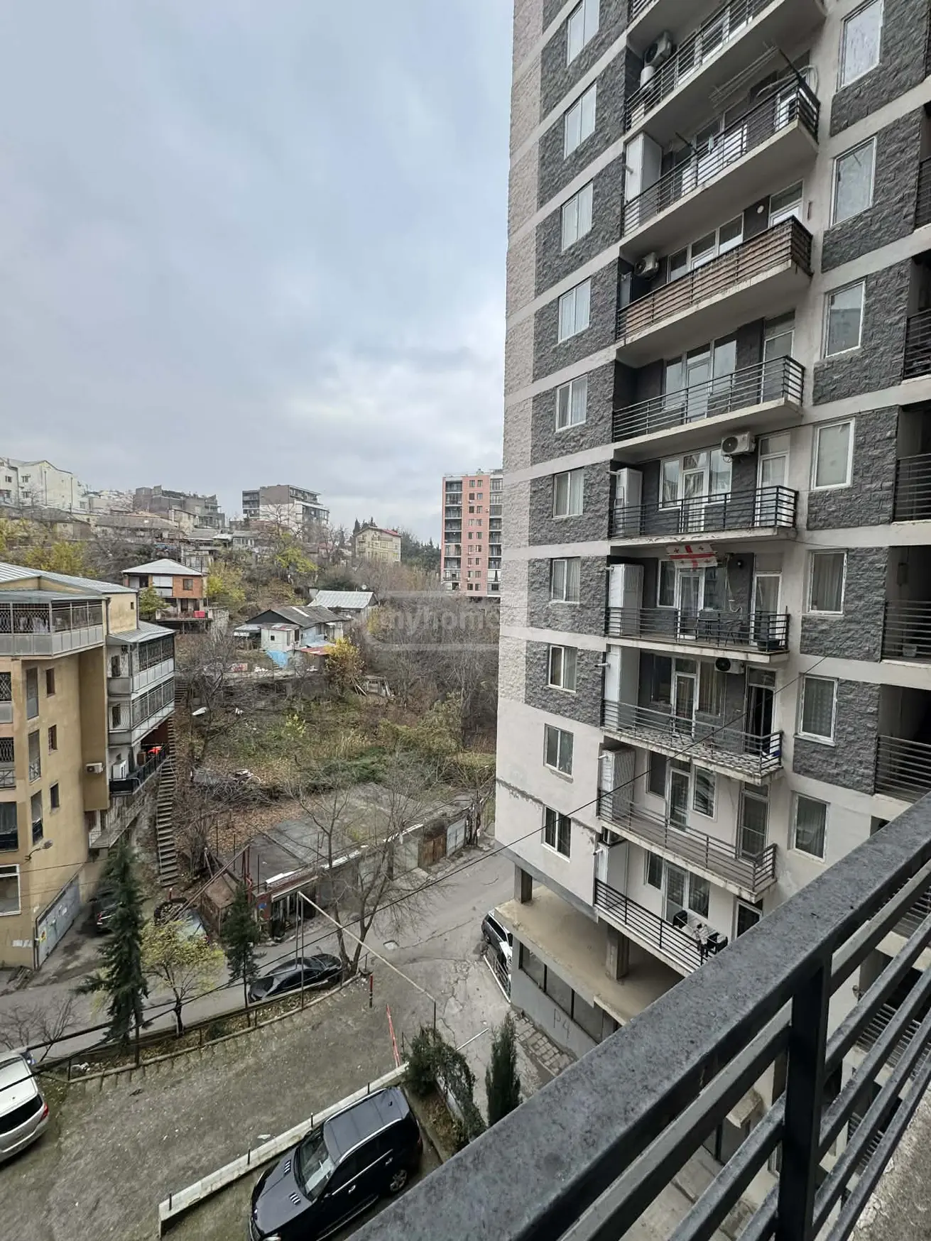  იყიდება 3 ოთახიანი  ბინა ვაკეში  ნ. ჟვანიას ქუჩაზე 