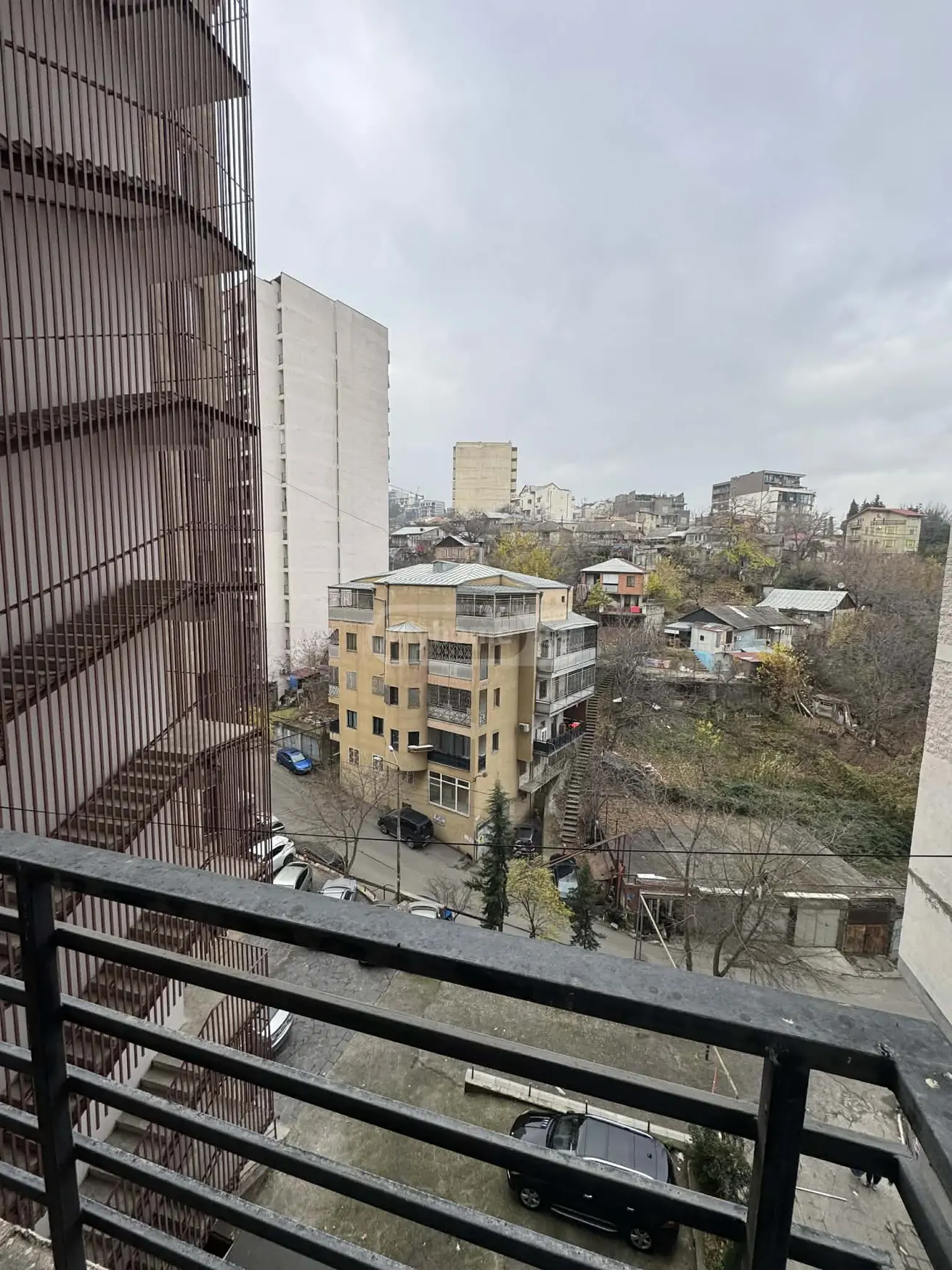  იყიდება 3 ოთახიანი  ბინა ვაკეში  ნ. ჟვანიას ქუჩაზე 