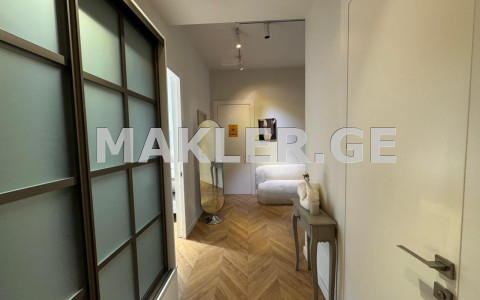  Продается 4 комнатная  Квартира в Ваке  на ул. Палиашвили 